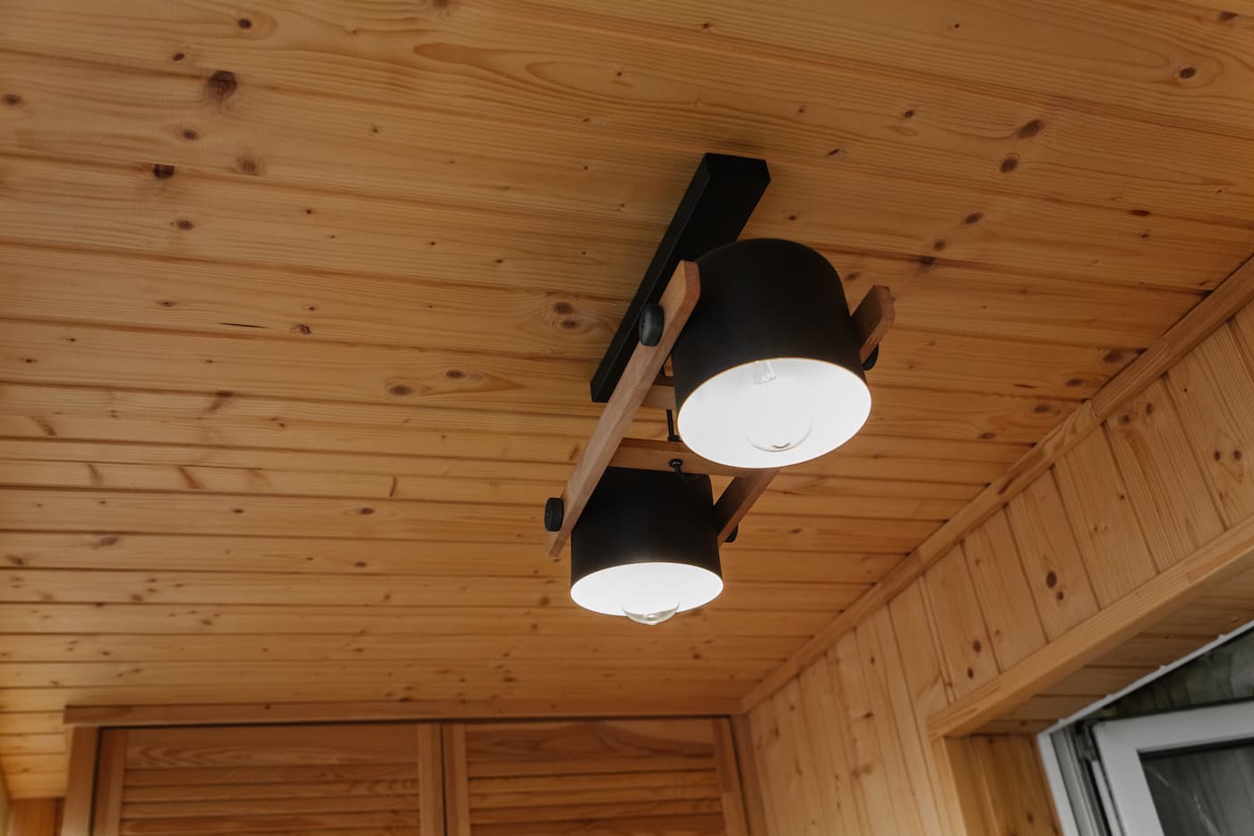 interior-details-ceiling-stylish-scandinavian-com-2023-03-24-21-26-35-utc